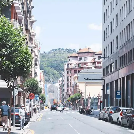 Apartment Homeloving Centre With Parking *
