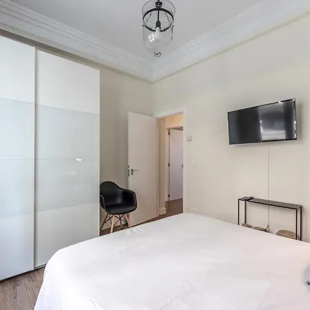 Homeloving Centre With Parking Apartment *